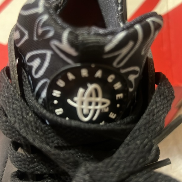 Nike Huarache Run Black/White Heart Print Big Kids Size 6Y - Picture 3 of 8